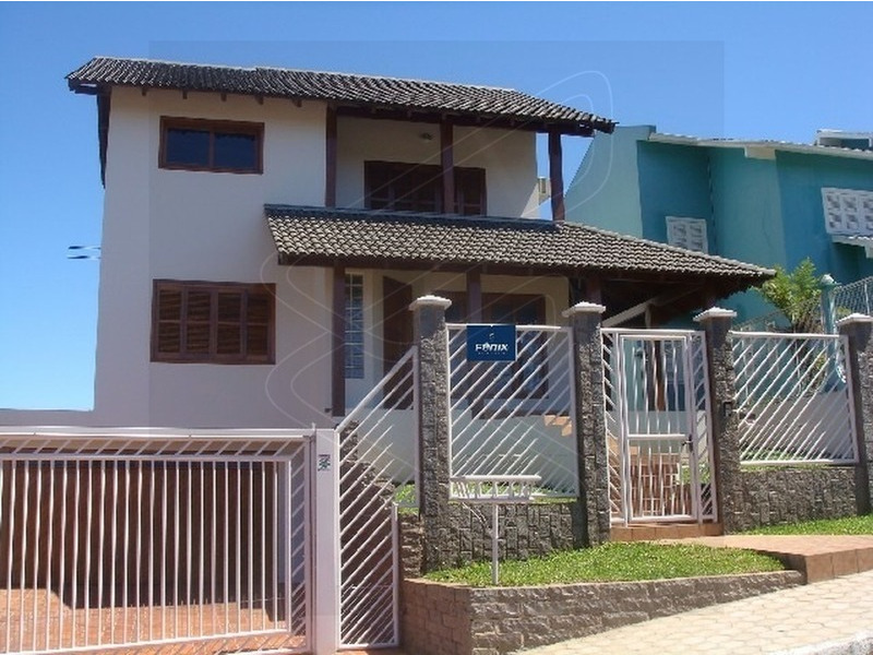 Tipo de piso é porcelanato e também em madeira.