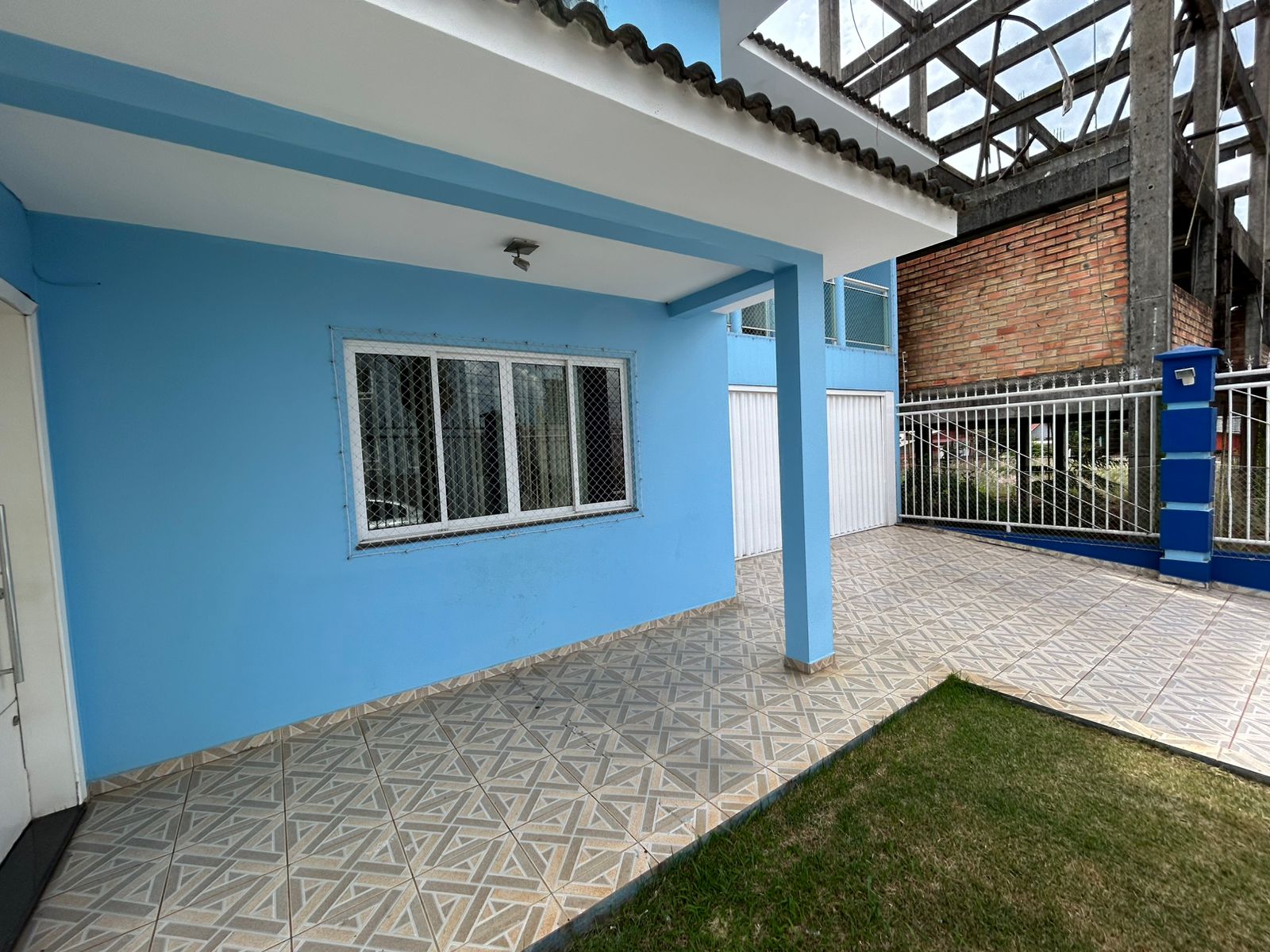 - Cozinha com pia / Mesa em mármore / Suíte com hidromassagem / Piscina.