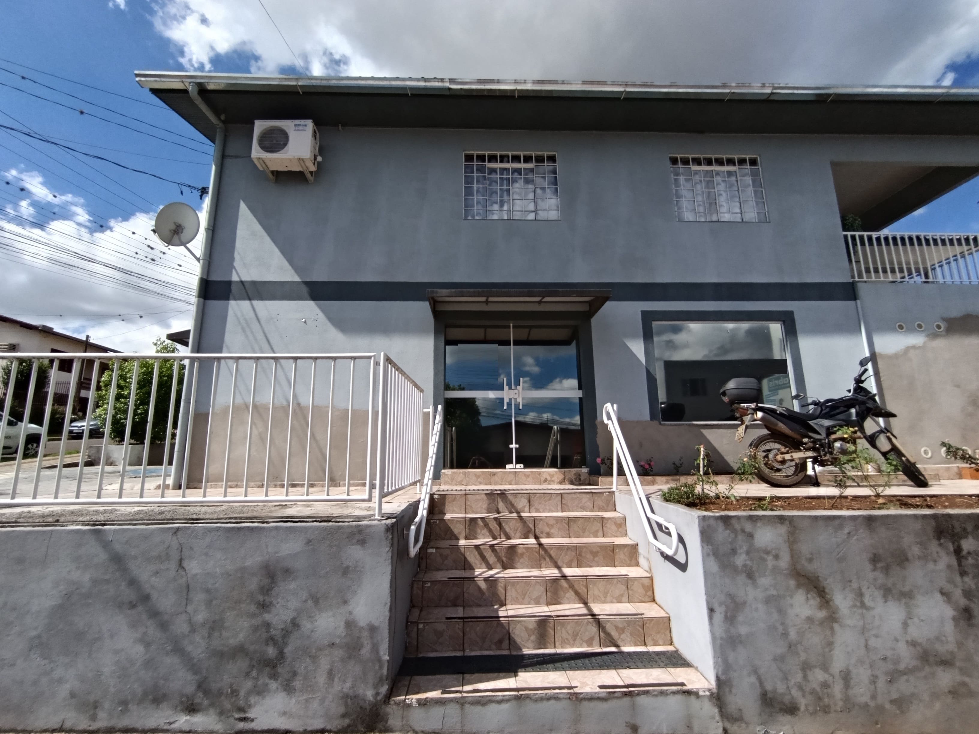 - Luz trifásica;
- Água dividida.