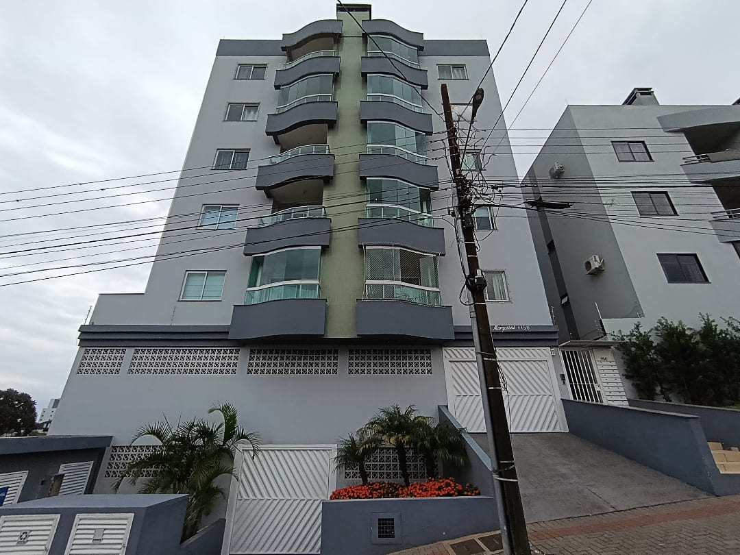 - Cozinha com pia e armários.