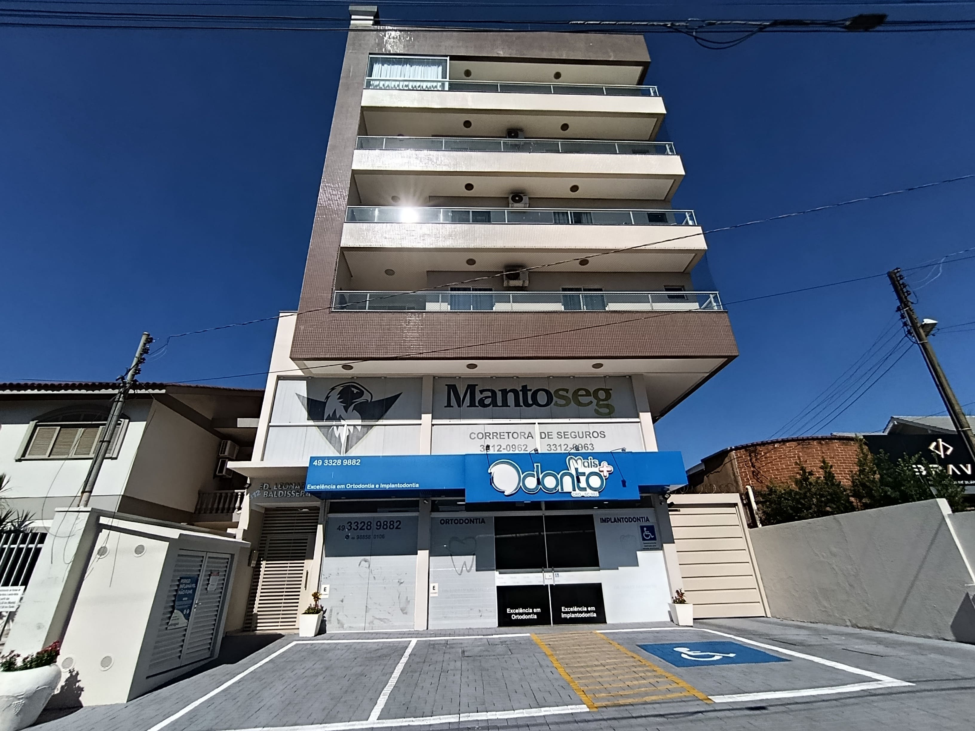 Apartamento Lateral.<br>
Cozinha Com Pia, Armários e Cooktop.