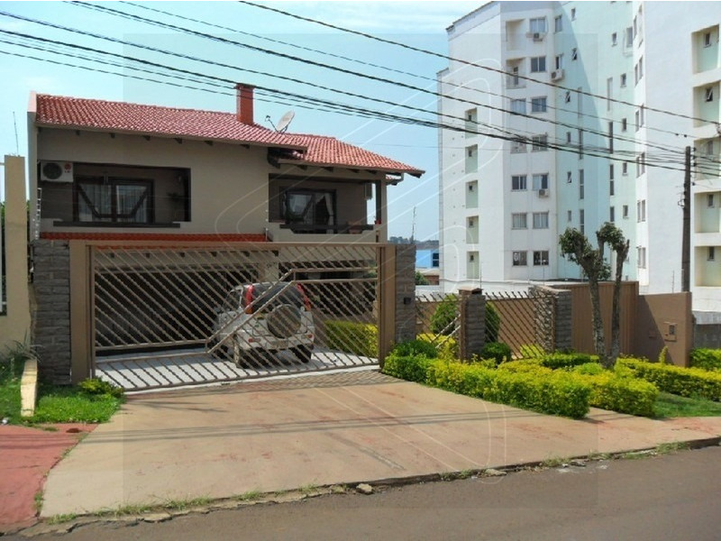 -Toda com cerca el&eacute;trica e alarme;<br>
-Espa&ccedil;o para estacionar mais 5 carros. -Com pomar;<br>
- Tem pomar;<br>
- Excelente localiza&ccedil;&atilde;o;<br>
- Casa pintada em junho de 2022;<br>
-Aberturas de vidro temperado.