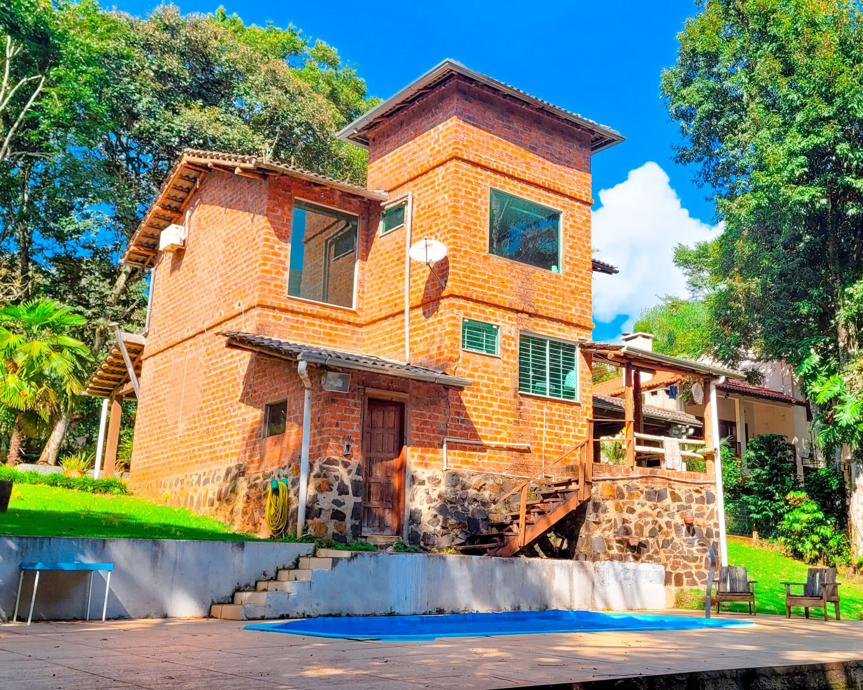 <p>- Condomínio com portaria 24 hrs, quadra de tênis, quadra de vôlei, campo de futebol, lagos com pedalinho, área de camping;<br>
	- Projeto final do imóvel conta com vestiário, depósito, adega e wine bar; </p>
