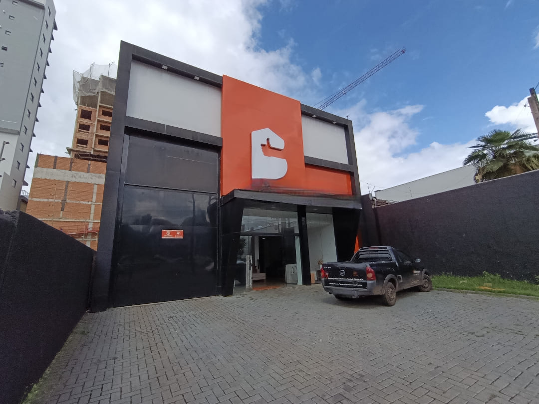 - Iluminação led interno e externo / Luz trifásica / Pé direito de 8m / Água da casan e poço artesiano / Vaga de estacionamento para 04 carros.