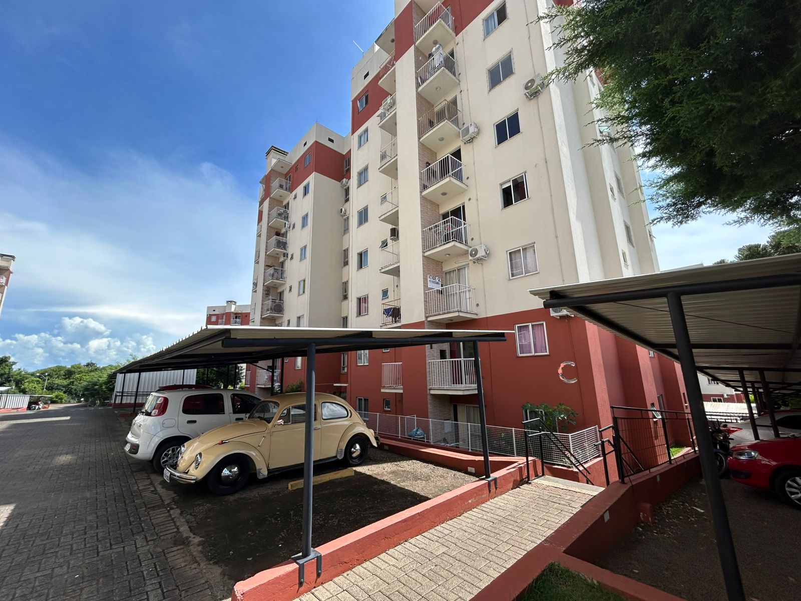 - Vaga de garagem coberta.