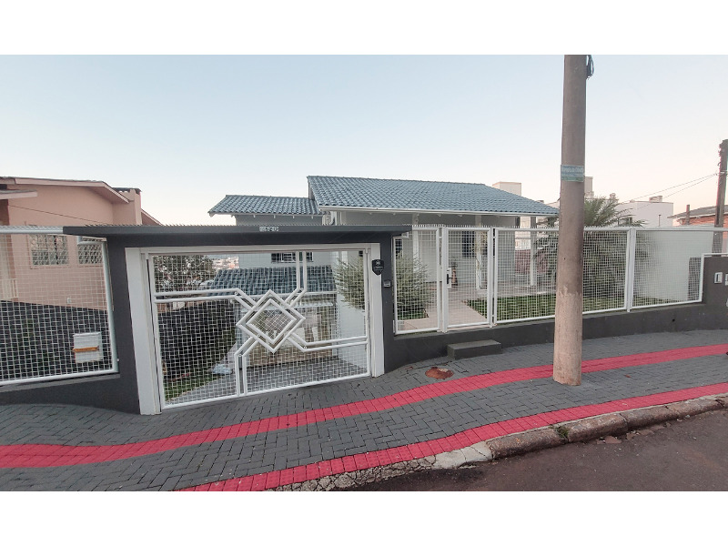 - Possui sal&atilde;o de festas mobiliado com forno, mesa de sinuca e jip&atilde;o;<br>
- Duas salas semi-mobiliadas;&nbsp;