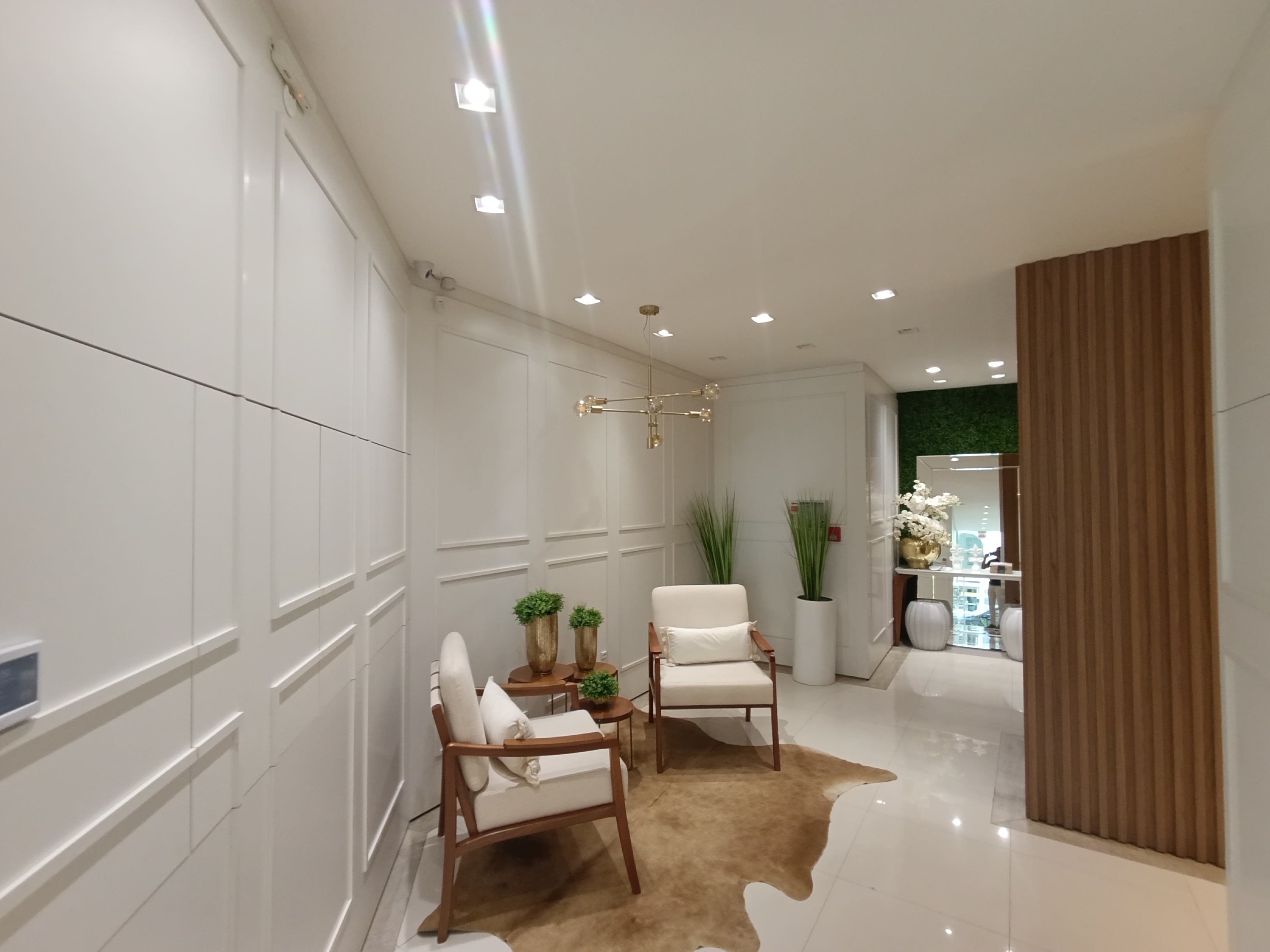 - Cozinha sob medida com churrasqueira / Alarme / Câmeras de segurança/ 02 quartos com climatizadores.