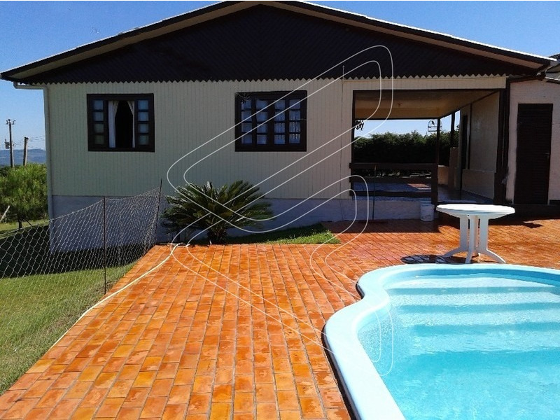 - Contém outra casa de 90m², sendo 02 quartos, sala, cozinha, área de serviço, 01 bwc social, churrasqueira e garagem;
- Poço artesiano.