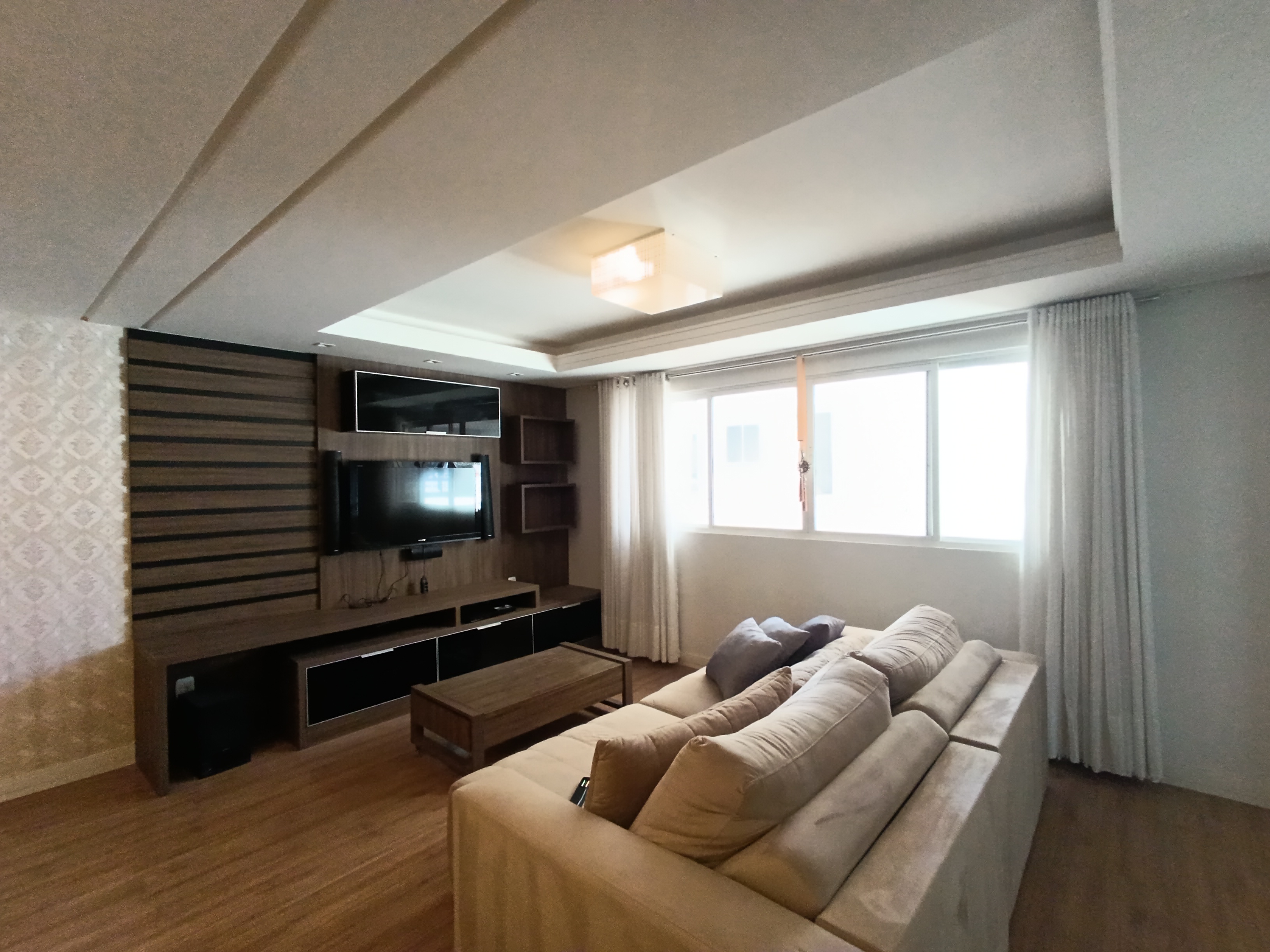 - Cozinha sob medida com cooktop, coifa, geladeira, forno, microondas e mesa 04 lugares / Sala de jantar com mesa 06 lugares / Salas com sofás e Tv`s / Área de serviço com máquina de lavar / Sacada com mesa 04 lugares / Suíte 01 com cama, armários e climatizador / Suíte 02 com cabeceira, armários e climatizador / Suíte master com cama, roupeiro, hidromassagem, Tv e climatizador / Aquecimento central / Alarme / Câmeras de segurança.