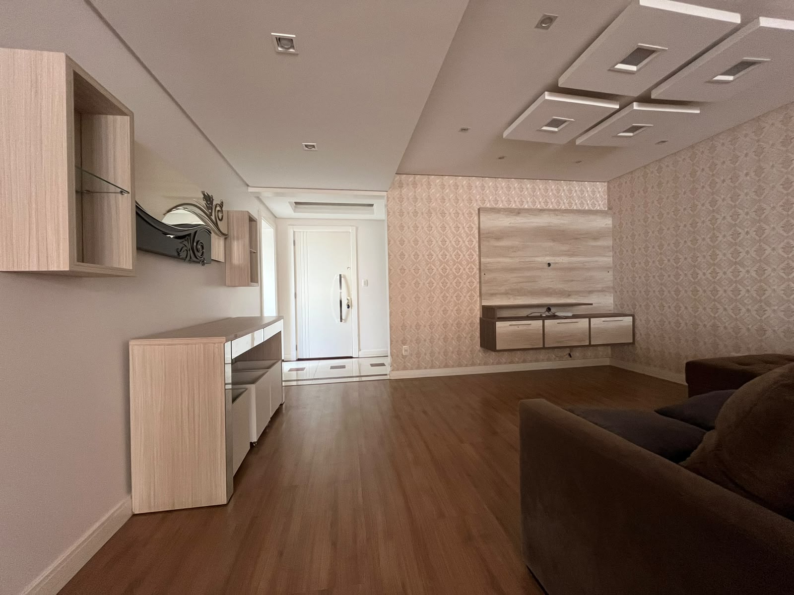 - Cozinha sob medida com cooktop, coifa, geladeira, forno, microondas e mesa 04 lugares / Sala de jantar com mesa 06 lugares / Salas com sofás e Tv`s / Área de serviço com máquina de lavar / Sacada com mesa 04 lugares / Suíte 01 com cama, armários e climatizador / Suíte 02 com cabeceira, armários e climatizador / Suíte master com cama, roupeiro, hidromassagem, Tv e climatizador / Aquecimento central / Alarme / Câmeras de segurança. - foto 3
