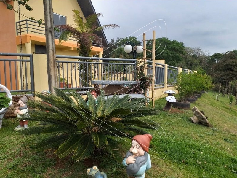 -Fica cozinha sob medida;
-Poço artesiano próprio;
-Luz Trifasica;
-Área toda cercada.