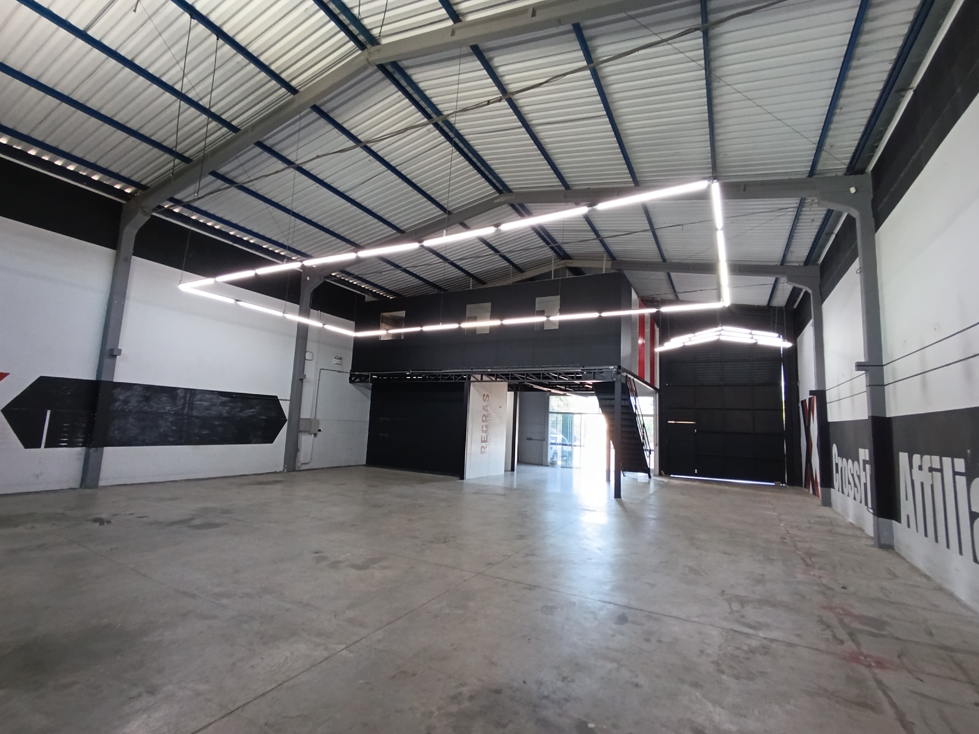 - Piso polido e em cerâmica / Estacionamento.