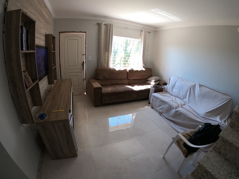 - Cozinha com pia e armários;
- Sala com painel;
- Suíte com roupeiro e sacada;
- Quarto com roupeiro;
- Canil.