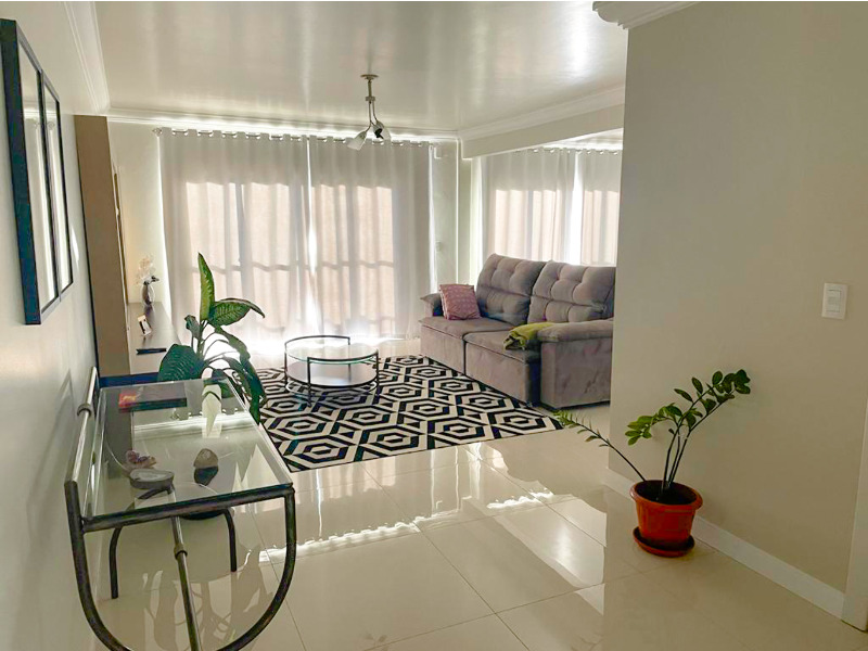 Sala com rack, painel e climatizador; Suíte com closet, cama, colchão,  Living; Salão de festas particular;  Alarme;  Câmeras de segurança.