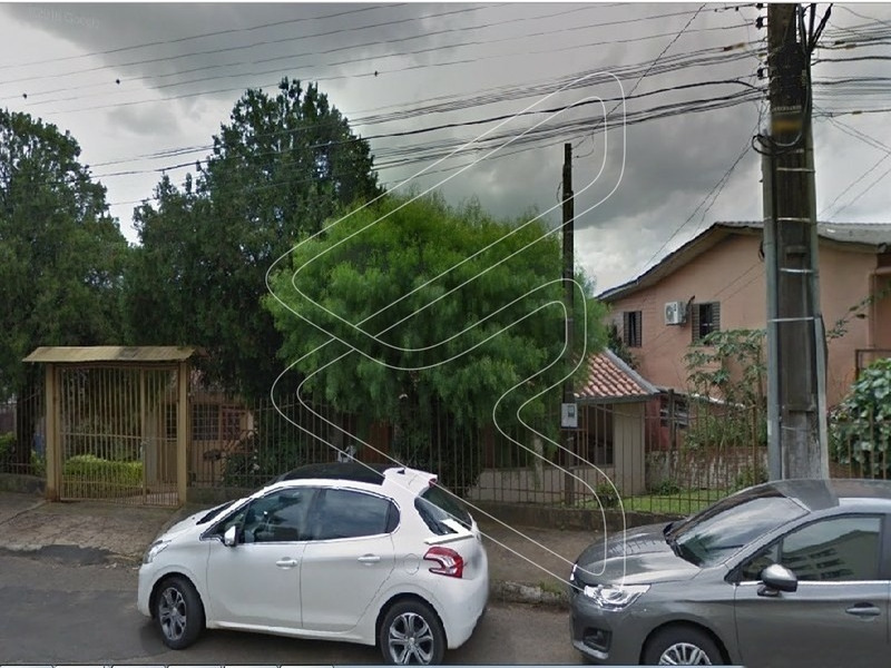 - Possui 02 casas no terreno.