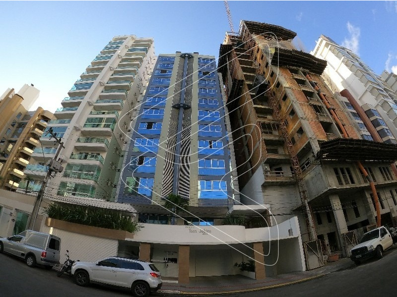 - Cozinha sob medida;
- 03 suíte master;
- 01 Suíte master com closet, hidromassagem e painel;
- Climatizadores;
- Escritório;
- Salão de festas privativo;
- Salão de festas com sala de jogos, cinema, espaço zen, espaço gourmet, academia e quiosque;
- Água quente;
- Câmeras de segurança.