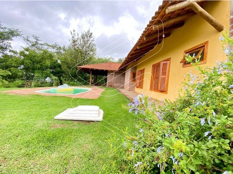 - Semimobiliado;
- Casa estilo rústico com madeira de lei e telha de barro simples;
- Forno a lenha;
- Alarme;
- Piscina;
- Condomínio possui vigilância 24hs, salão de festas, lagos, quadra de tênis e vôlei de areia, pista de caminhada.