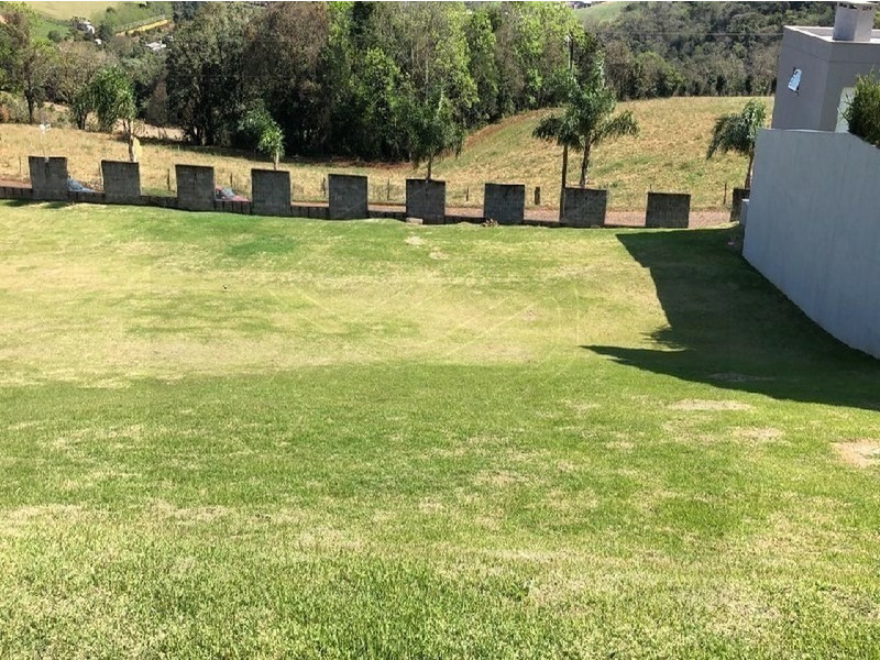- Área total: 1.400,53m².
Condomínio contem:
- Área verde;
- Quadra poliesportiva;
- Campo de futebol;
- Pista de caminhada;
- Casa de boneca;
- Quadra de tênis;
- 04 salões de festa;
- Forno;
- Lareira ao ar livre;
- Sala de jogos;
- Piscina borda infinita e raia olímpica;
- Spa;
- Piscina interna aquecida;
- Academia;
- Vestiário;
- Sauna;
- Jacuzi;
- Mirante;
- Captação de água da chuva;
- Cerca elétrica;
- Segurança 24hs.