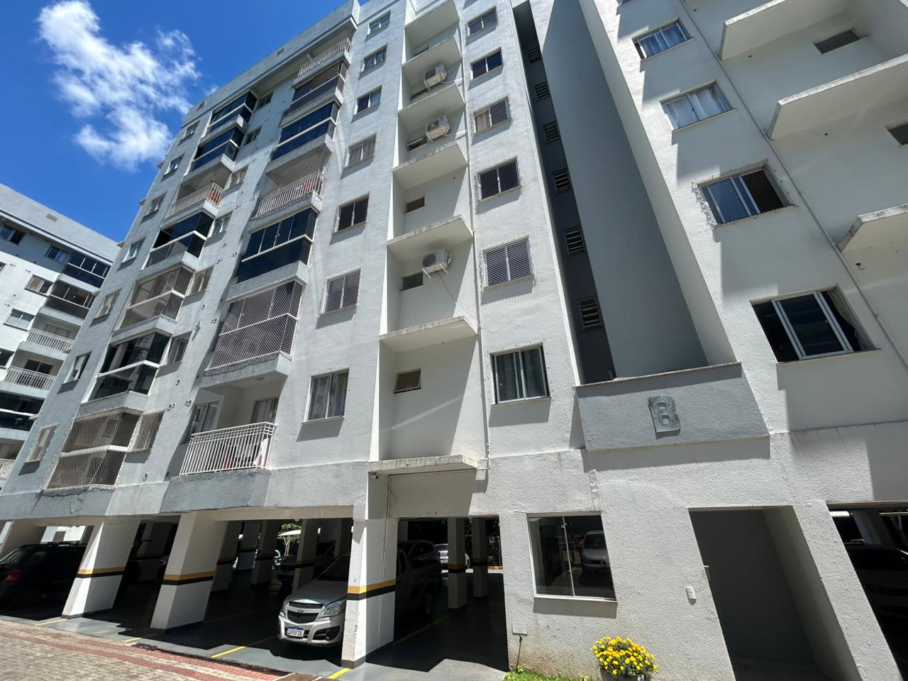 - O condomínio oferece: Estacionamento / Academia / Praça do chimarrão / Câmeras de segurança / Guarita 24hs.