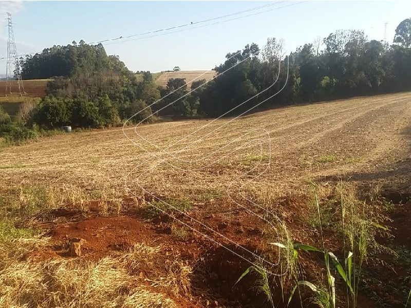 - Área toda plana com 200m².