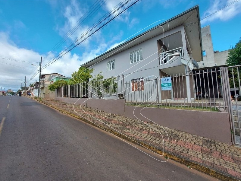 - Parte de baixo com 1 suíte, 2 quartos, sala, cozinha, BWC social, área de serviço e churrasqueira.