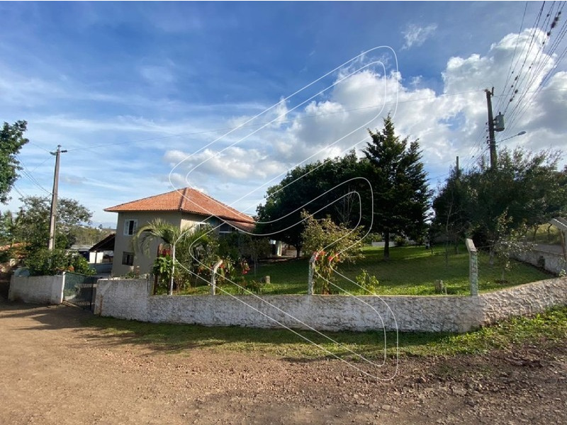 Possui um barracão no terreno medindo 180m² com estrutura metálica.
Fica cozinha sob-medida na casa.