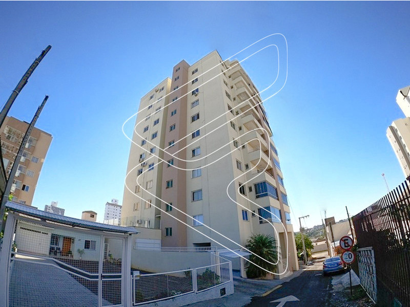 - Cozinha sob-medida, cooktop, forno elétrico, micro-ondas, coifa, geladeira;<br>
- Bar; <br>
- Sala com estante e persianas;<br>
- Quarto com roupeiro;