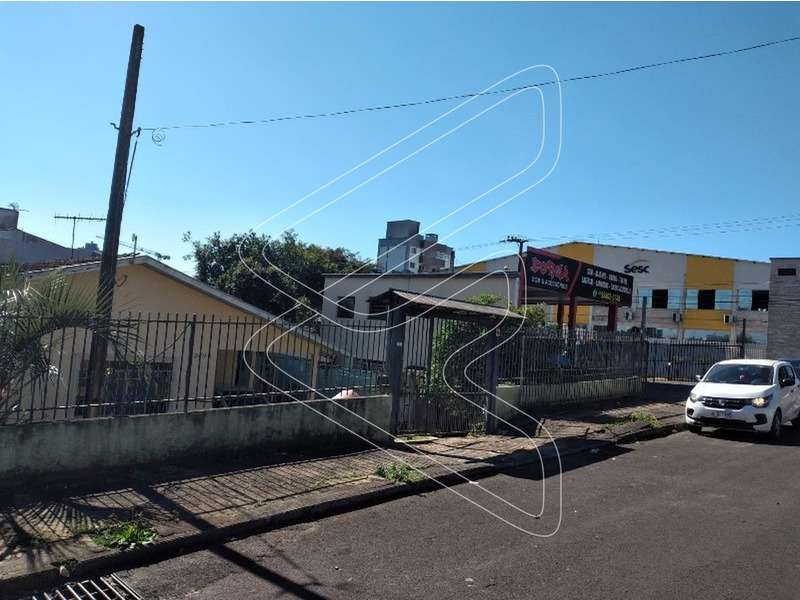 - Terreno com uma sala comercial de 80,00m² com banheiro;
- Casa com 105,00m²;
- Kitinete parte de baixo do comércio com 35,00m² (1quarto, sala, cozinha, 1 banheiro)