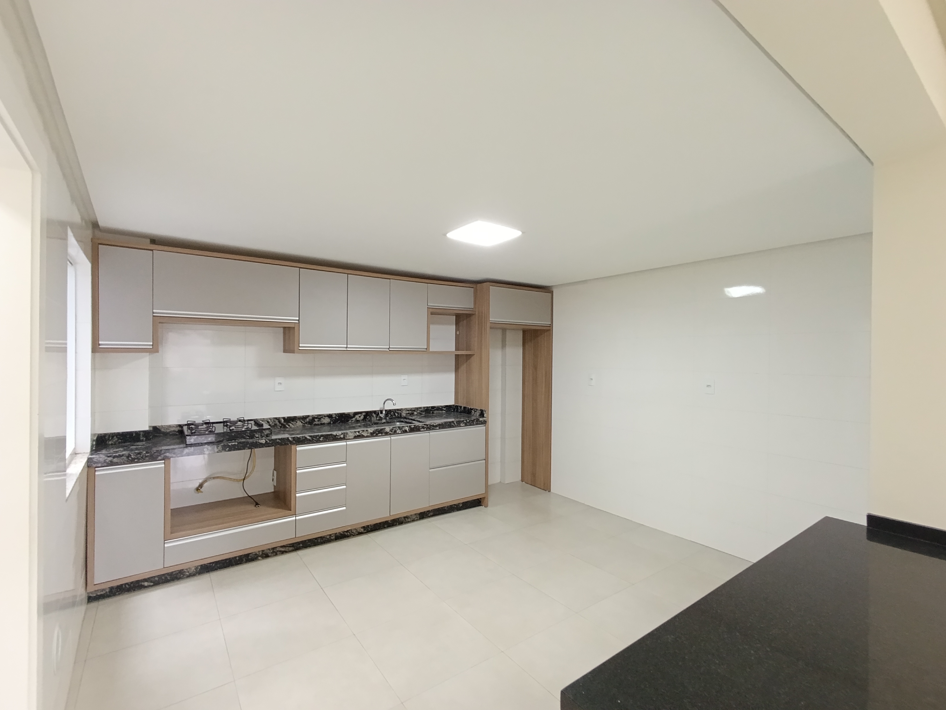 Apartamento para locação com 165 m² de área total construída, localizado em um terreno de 341 m². O imóvel possui três dormitórios, sendo duas suítes, um banheiro social, cozinha, área de serviço, sacada e churrasqueira. Conta com duas vagas de garagem, portão eletrônico e gás central, oferecendo conforto e praticidade. Valor aproximado de IPTU R$ 110,00 e condomínio R$ 270,00.<br>
