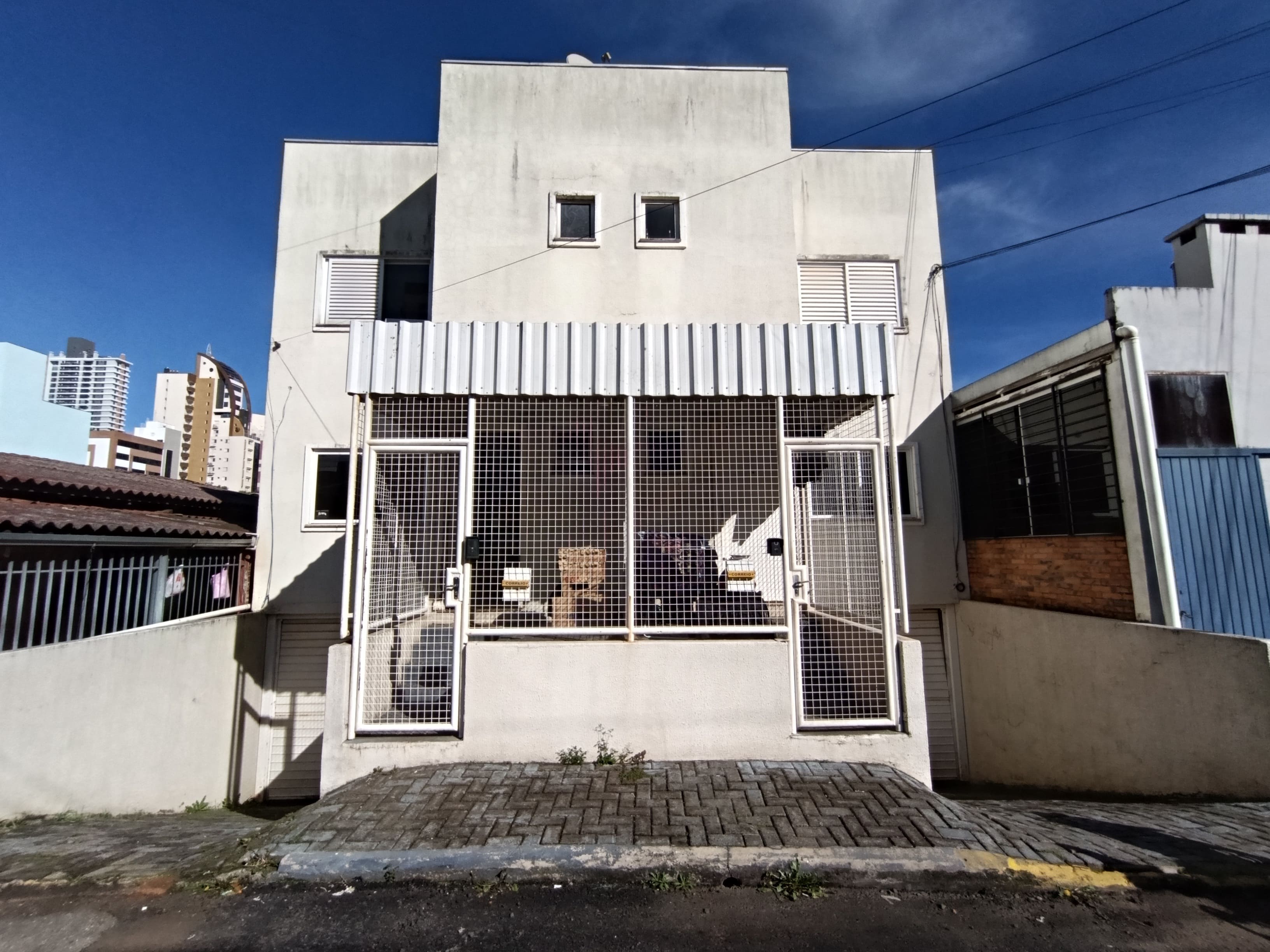 - Cozinha com pia e armários.