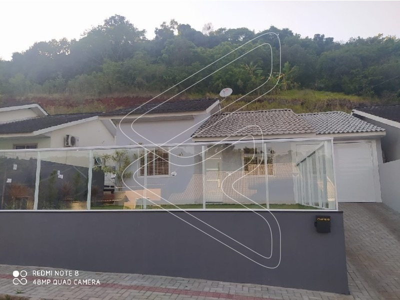 - Fica móveis sob-medida na sala, cozinha e um quarto;
- Fica um ar-condicionado;
- Iluminação em LED;
- Lustre na sala;
- Sobra de terreno para ampliação;
- Fica o sofá da sala;