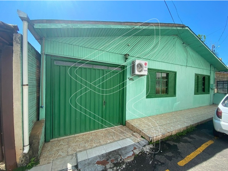 - Terreno contém duas casas, sendo uma de mista e outra alvenaria;