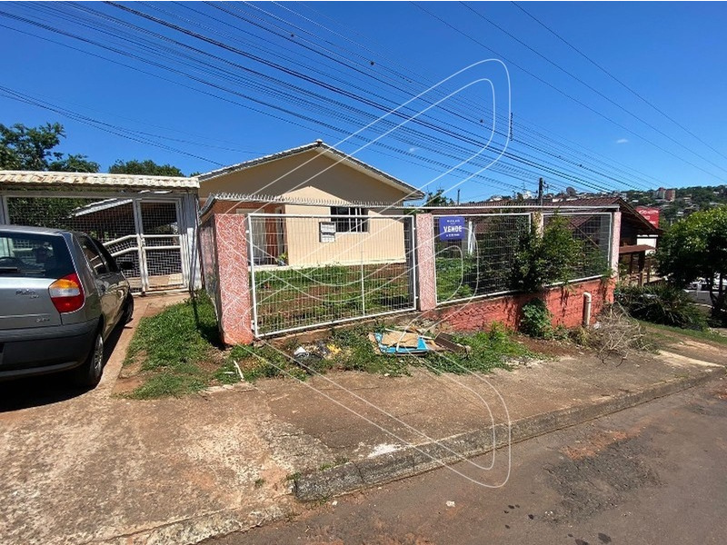 - Contém duas casas, uma de alvenria e outra mista;