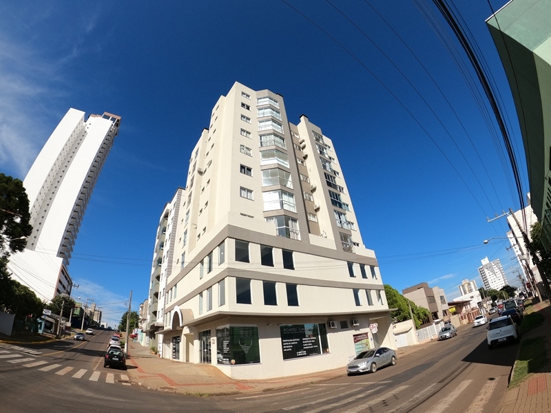 - Cozinha com pia e armários.