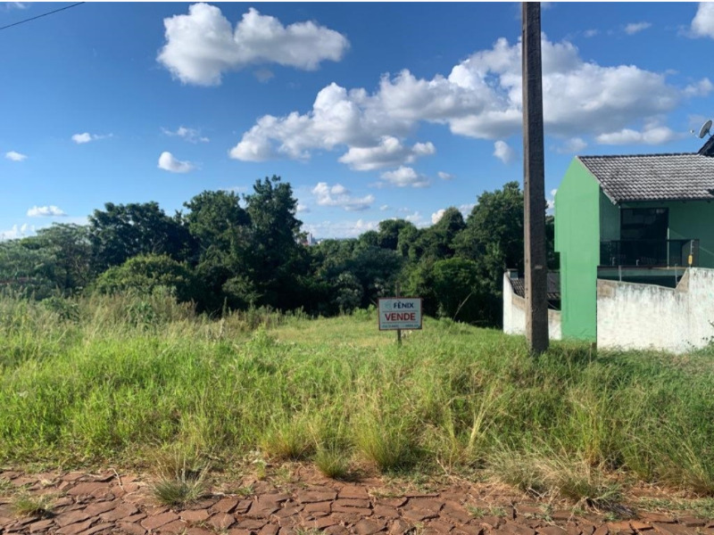 Topografia: Declive 
Pavimentação em calçamento;