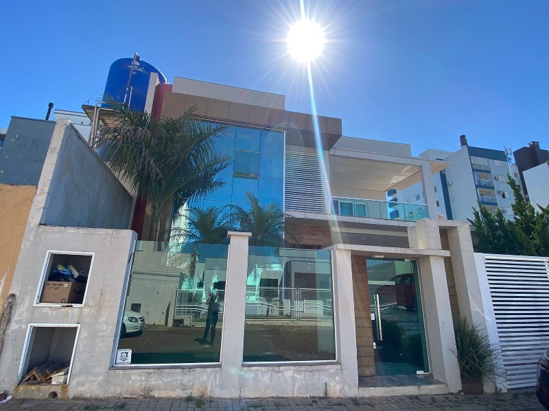 - Suíte master;
- Hidromassagem;
- Móveis sob-medida na sala, na suíte e no escritório;
- Mesa rústica na sala de jantar;