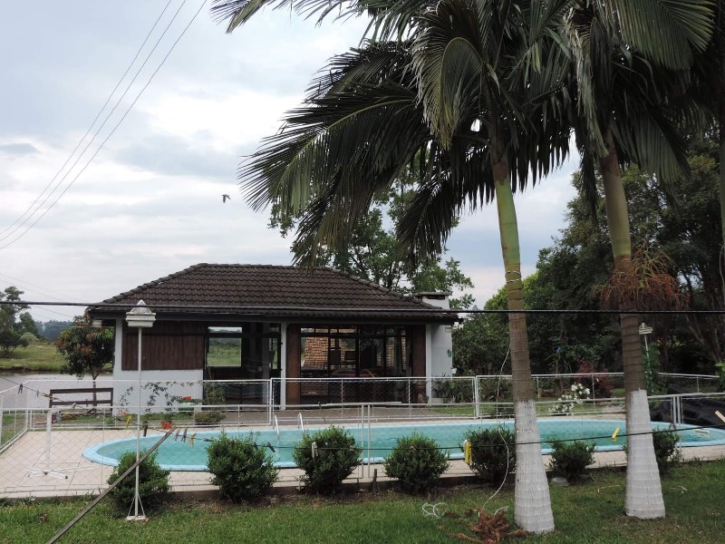 <p>Conheça esta prodigiosa área de terras localizada no Porto Goio-Ên, a qual conta com dois grandes lagos, além de uma fonte de água. Com uma vista esplêndida, essa é a opção perfeita para quem é apreciador da natureza. <br>
	 </p>

<p>Além dos admiráveis recursos ao ar livre, a área possui uma afável casa com piscina e salão de festas, ideal para aproveitar com os amigos e família. A casa conta com 04 amplos dormitórios, sendo que 03 são suítes. Não restam dúvidas que esse é o ambiente perfeito para trazer a galera e passar bons e inesquecíveis momentos juntos.<br>
	<br>
	Não é exagero quando se diz que essa opção é realmente ampla: a área possui, em sua totalidade, <font style="font-size:12pt;"><font face="Arial, Helvetica, sans-serif"><span style="color: rgba(0, 0, 0, 0.87); font-family: Verdana, sans-serif; font-size: 11px; background-color: #ffffee;">53.855,71 m&sup2;. </span></font></font>Além disso, também conta com um espaçoso galpão, ideal para o armazenamento e manipulação de variadas cargas e utilizações diversas. </p>

<p>Não perca a chance de conhecer esse maravilhoso lugar, chame agora um corretor de sua confiança e agende uma visita!</p>
