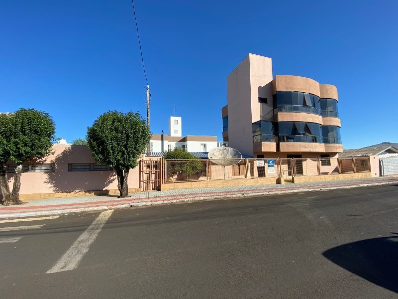 - Ao lado do prédio tem uma casa de alvenaria medindo 150m², 5 dormitórios e 1 banheiro social; 
- Prédio contém 3 apartamentos, ambos contém 2 sacadas, sendo uma de frente e uma de fundos;
- Todos os apartamentos são semi-mobiliados, com móveis sob--medida, medindo 80,00 m² de área privativa;