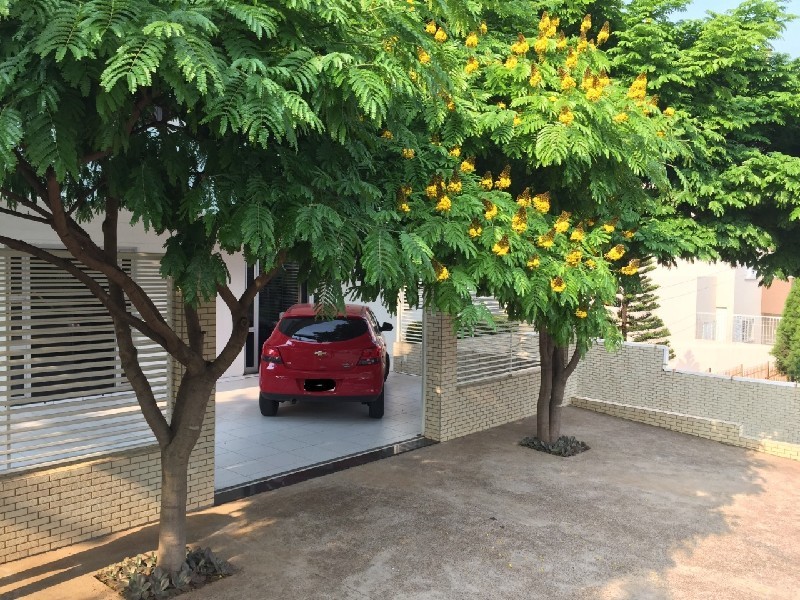 - Câmeras de segurança;
- Hidromassagem;
- Ficam todos os móveis sob-medida;
- 457m² averbados;
- Apto no térreo contendo 2 quartos, sala, cozinha e um banheiro;
- Sala comercial no térreo medindo 75,00m²;