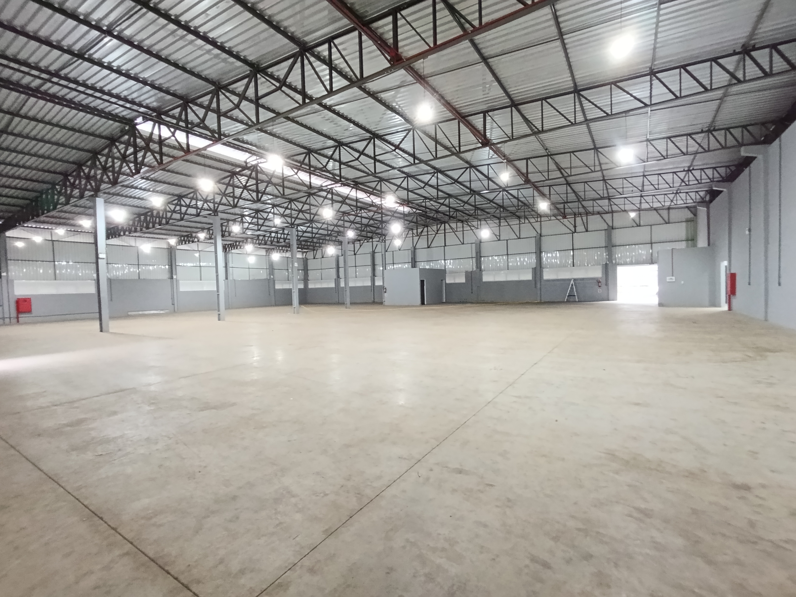 - Quatro docas;
- Dois banheiros coletivos com chuveiros;
- Espaço para cozinha;
- Escritório;