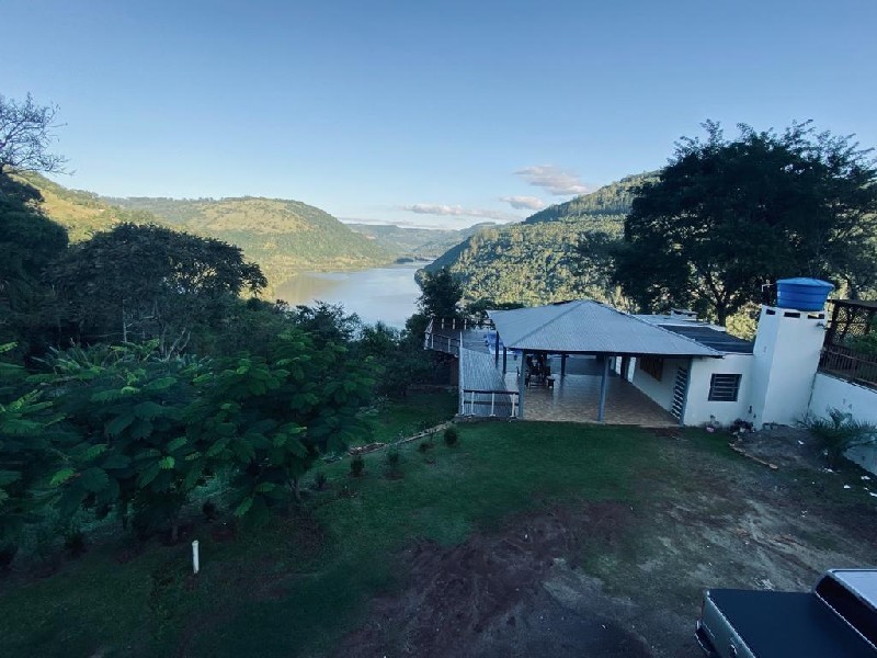 - Contém quiosque medindo 150,00m²;
- Quiosque contém cozinha, duas churrasqueiras, banheiro;
- Piscina aquecida;
- Ficam todos os móveis;