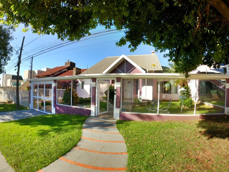 - Cozinha com pia e armários; /- Climatizador; /- Aquecimento central;  /- Água quente; /- Lareira;
- Alarme; /- Suíte master; /- Hidromassagem; /- Câmeras de segurança; / - Ficam móveis sob-medida.