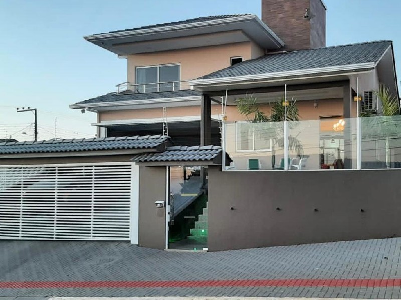 - Câmeras de segurança; 
- Aquecimento solar na casa e na piscina;
- Cerca elétrica;