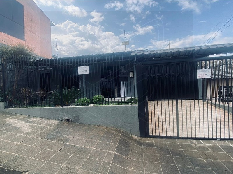 - Casa possui alarme, cerca elétrica, placas solares e dois pressurizadores;
- Ficam móveis sob-medida na cozinha e nos banheiros,;
- Ficam dois climatizadores, cooktop, suggar na cozinha e rack na sala de Tv;
- Casa contém 3 caixas d`água de 500 litros cada;
- Dois portões eletrônicos;
- Jacuzi;