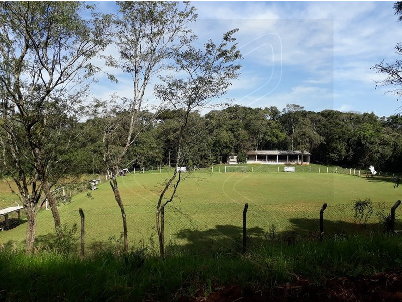 - Imóvel rural com campo de futebol e edificação utilizada como sede com aproximadamente 280,00m²;