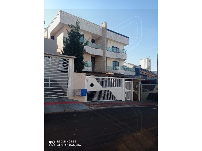 - Água quente;
- Câmeras de segurança;
- Duas cozinhas;
- Duas sacadas;