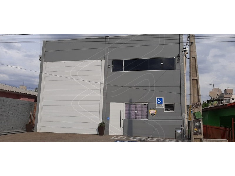 Pé direito 5 metros e meio, Portão de Elevação, Manta Térmica, Vaga de estacionamento para cadeirante.