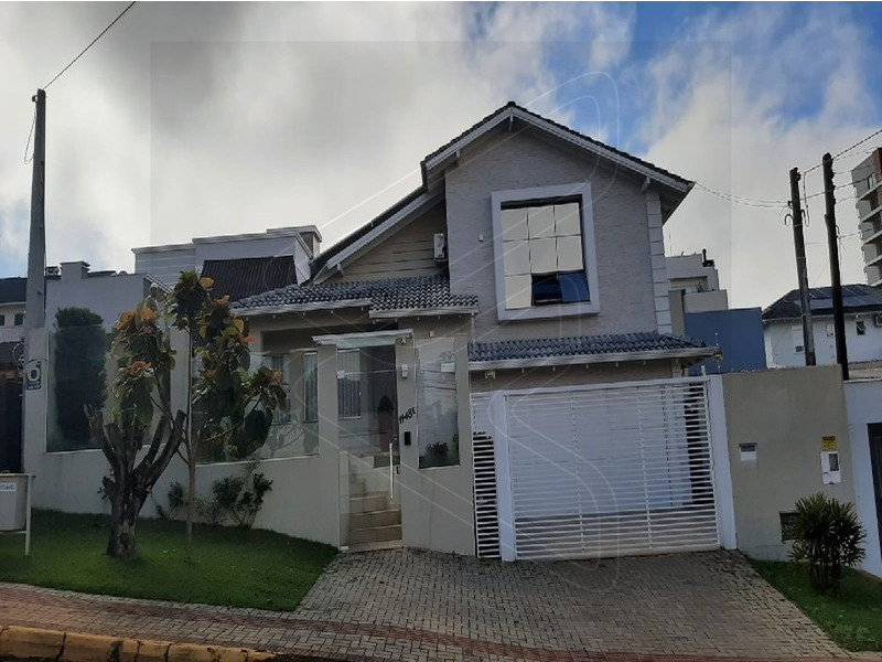 - Água quente;
- Hidromassagem;
- Dois lavabos;
- Alarme, cerca elétrica;
- Piscina aquecida;