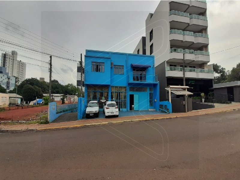 - Água quente;
- Sala comercial no andar inferior; 
- Casa de madeira nos fundos, medindo aproximadamente 81,00m²;