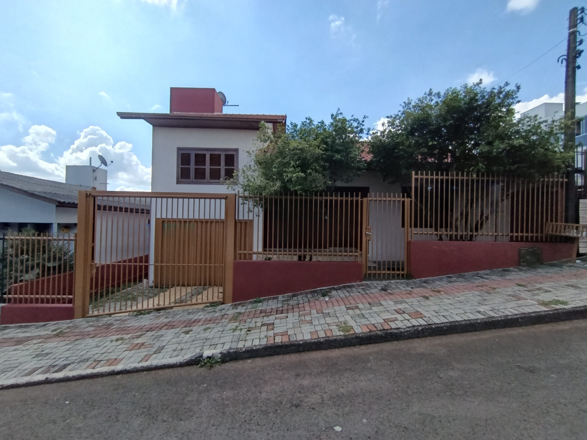 Cozinha com pia e armários; 
Aquecimento Central;
Climatizador.